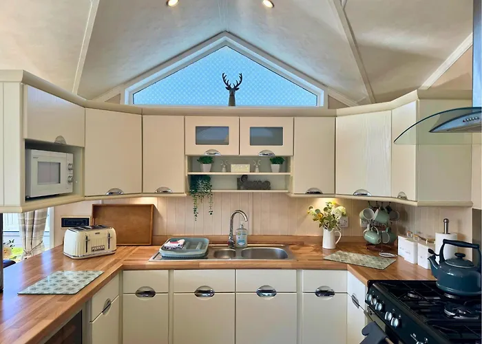 Hot Tub Lodge With Panoramic Views & Free Golf