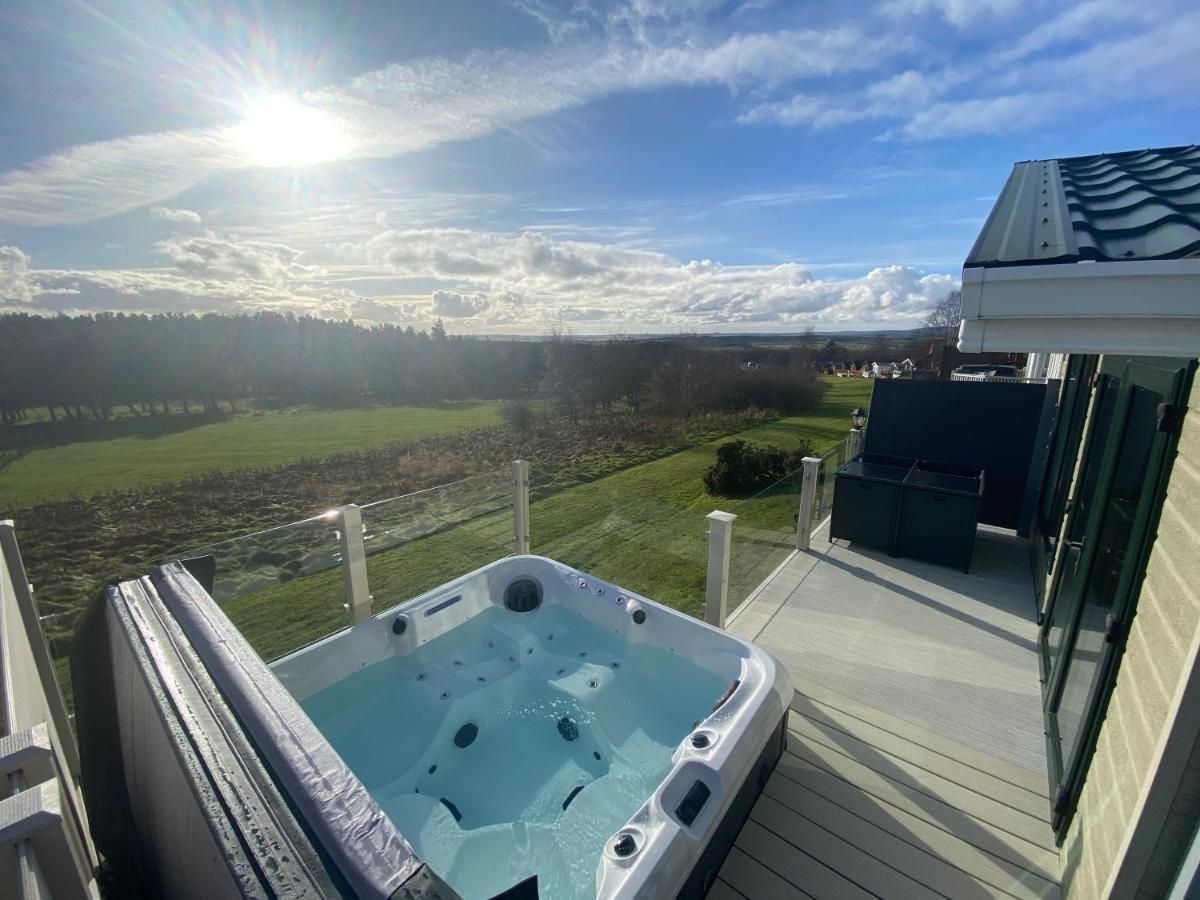Hot Tub With Panoramic Views & Free Golf * Swarland